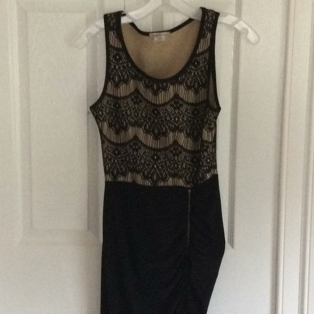 Beautiful dress. Zipper in front